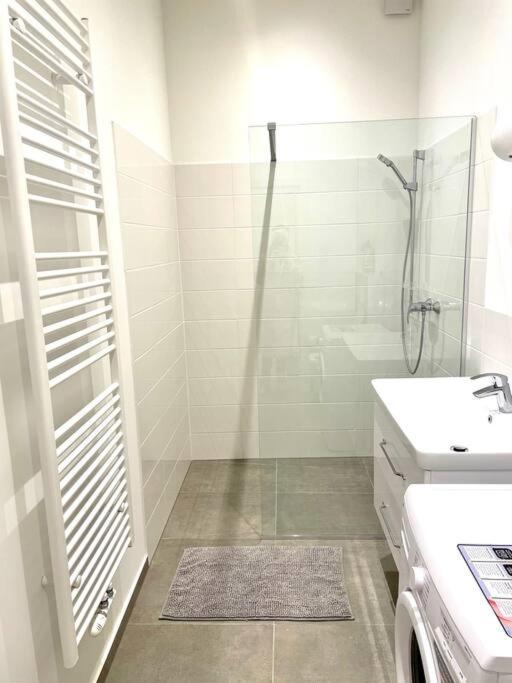 Brand New & Spacious In The Centre Apartmán